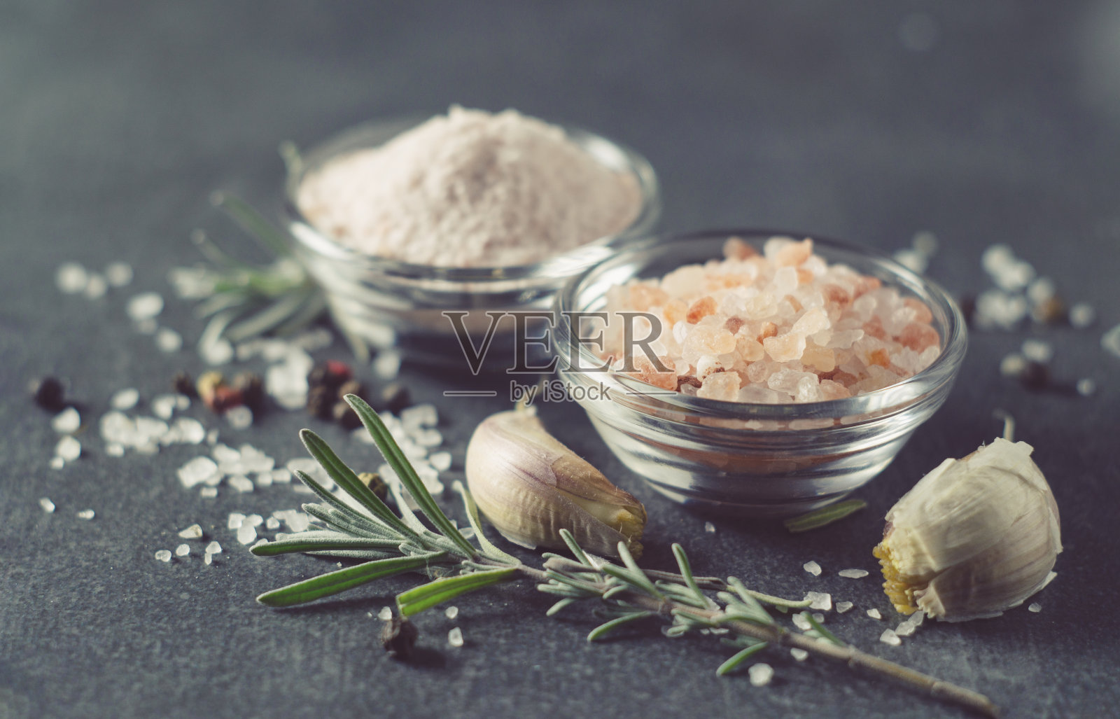 不同种类的盐和烹饪香料照片摄影图片
