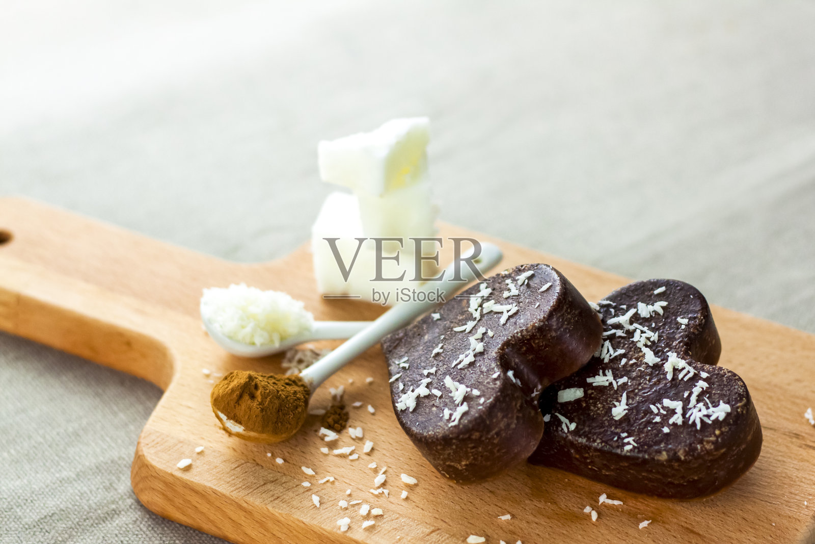 桌子上有用椰子油、椰子片和可可制成的手工巧克力。甜点按食谱适当营养。照片摄影图片