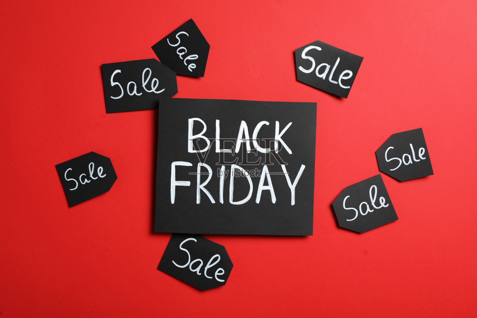 黑色星期五和标签，红色背景，平铺照片摄影图片