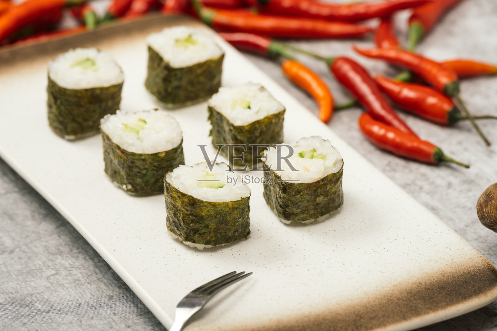 寿司在石板上照片摄影图片