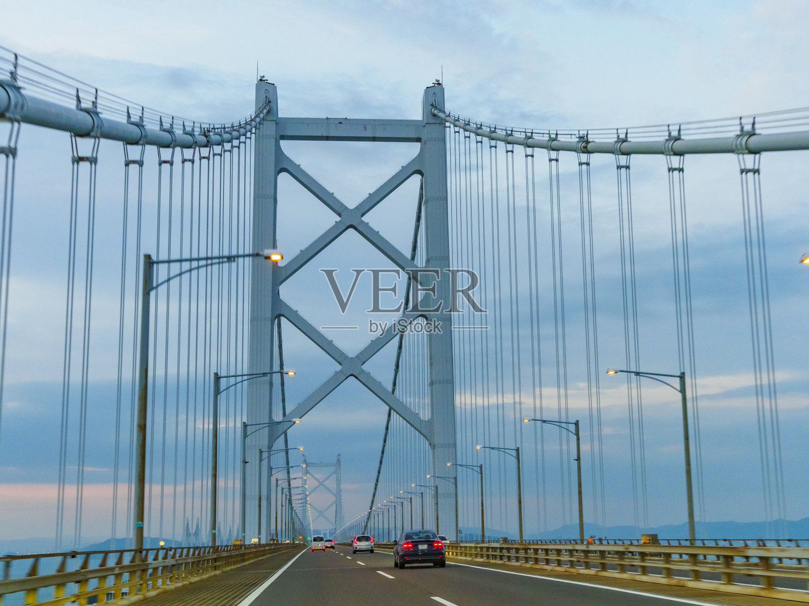 黄昏时分的大鸣桥和高速公路照片摄影图片