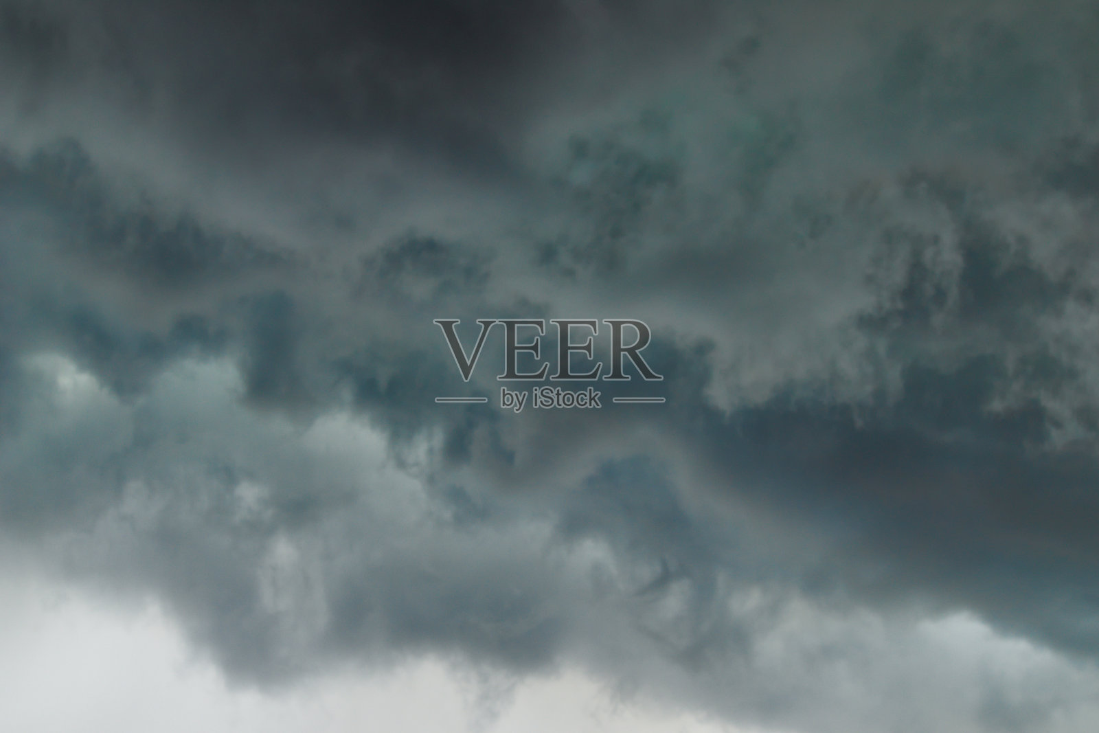 层层的暴风云，被地平线上的风推着。照片摄影图片