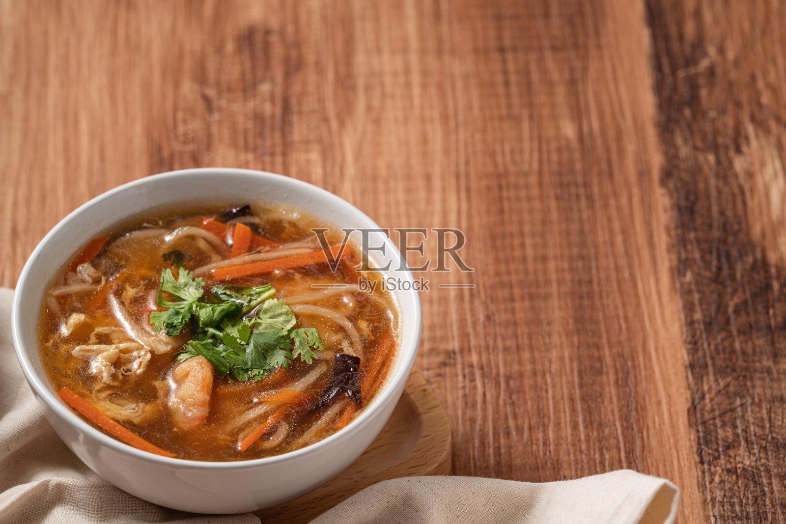 美味的传统浓汤虾仁肉丸和蔬菜。照片摄影图片