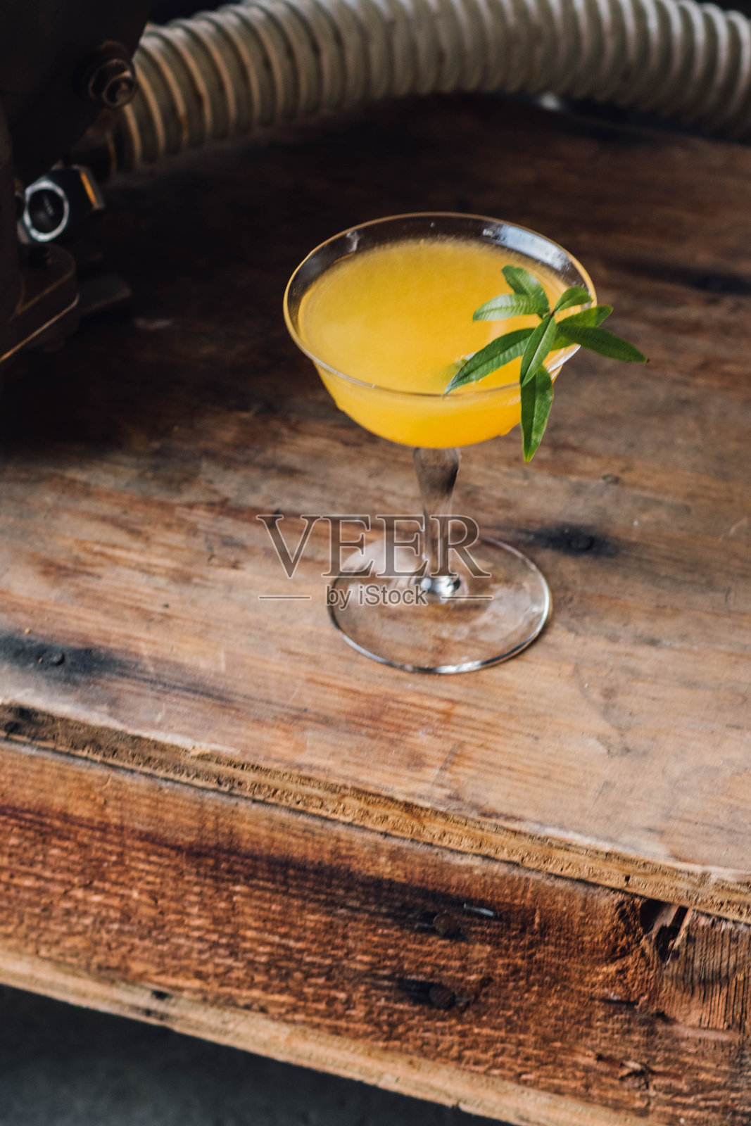 橙汁鸡尾酒，配香草装饰照片摄影图片
