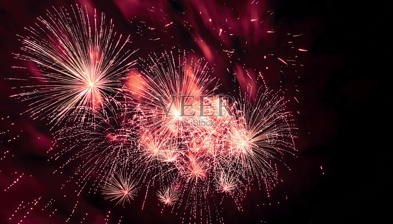 黑色夜空下的红黄烟火和烟雾特写照片摄影图片