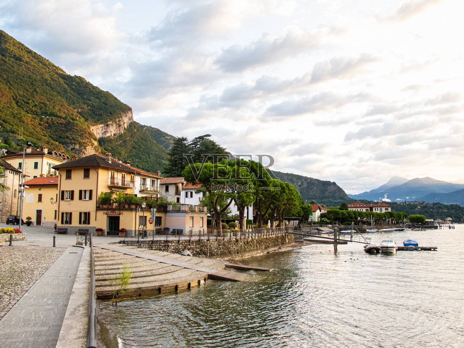 科莫湖边的游憩广场照片摄影图片