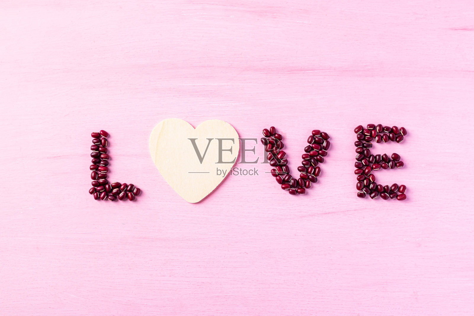 由红豆种子做成的心形爱情，情人节概念照片摄影图片