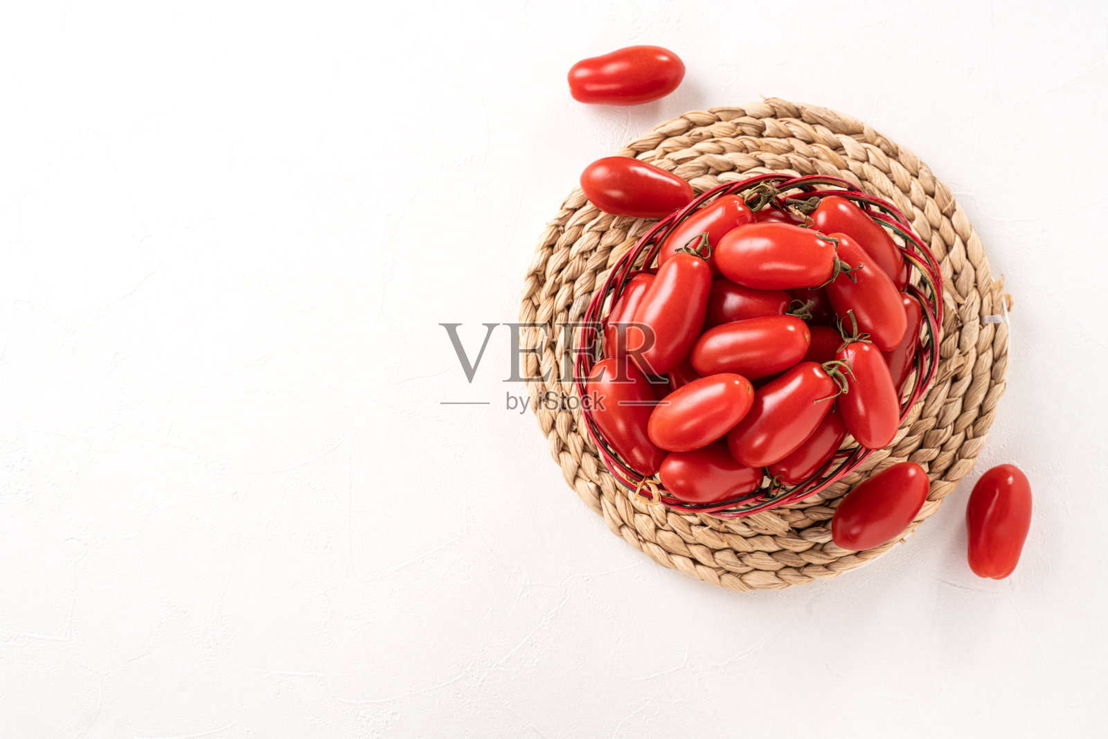 新鲜的圣女果在白色的桌子背景。照片摄影图片