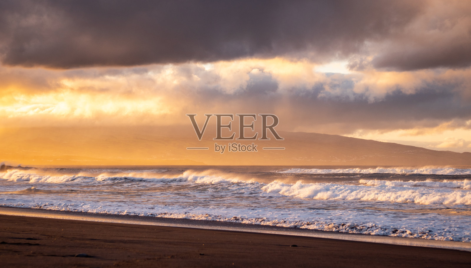 亚速尔群岛，迷人的海浪和色彩的海滩，日落。照片摄影图片