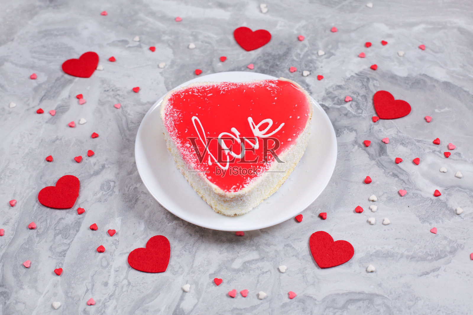 心形蛋糕在节日大理石背景上。情人节的概念。照片摄影图片