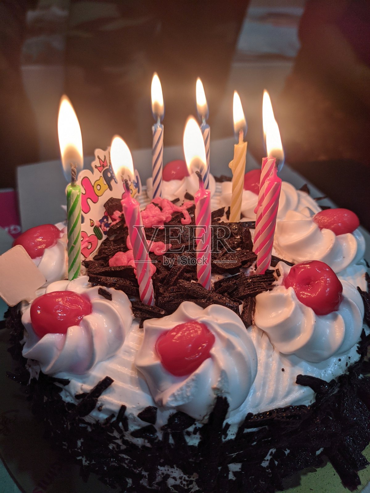 插着蜡烛的生日蛋糕照片摄影图片