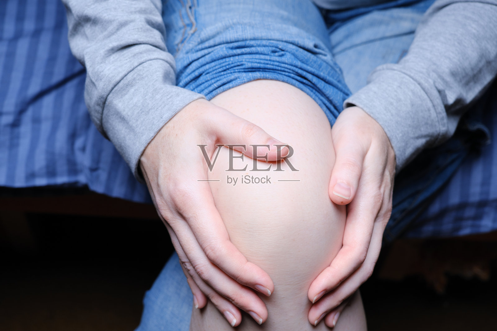 有人在按摩她疼痛的膝盖照片摄影图片