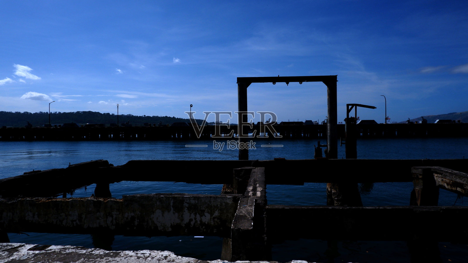 都市港区废弃混凝土码头的遗迹和废墟照片摄影图片