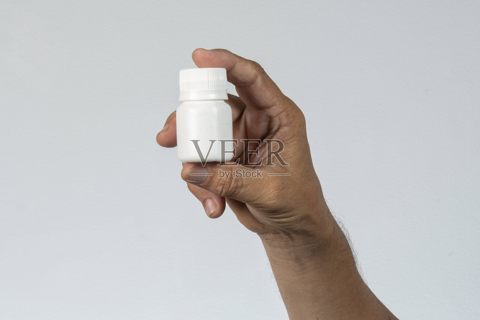 手持塑料药箱照片摄影图片