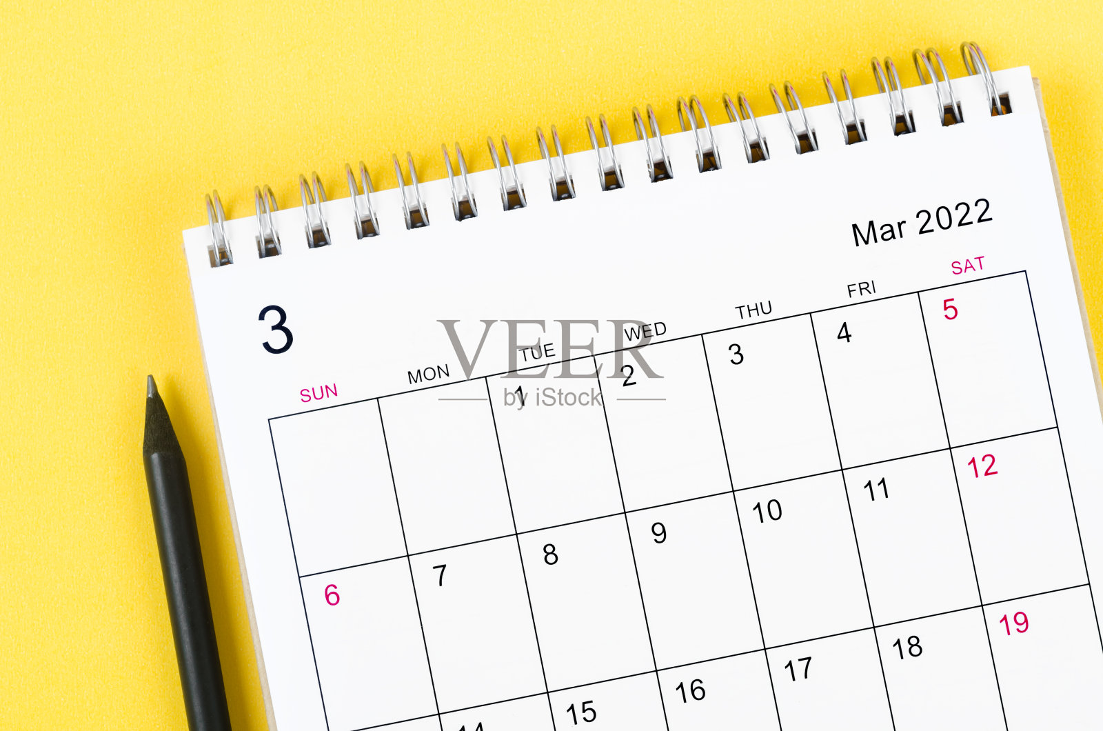 2022年3月台历黄色背景。照片摄影图片