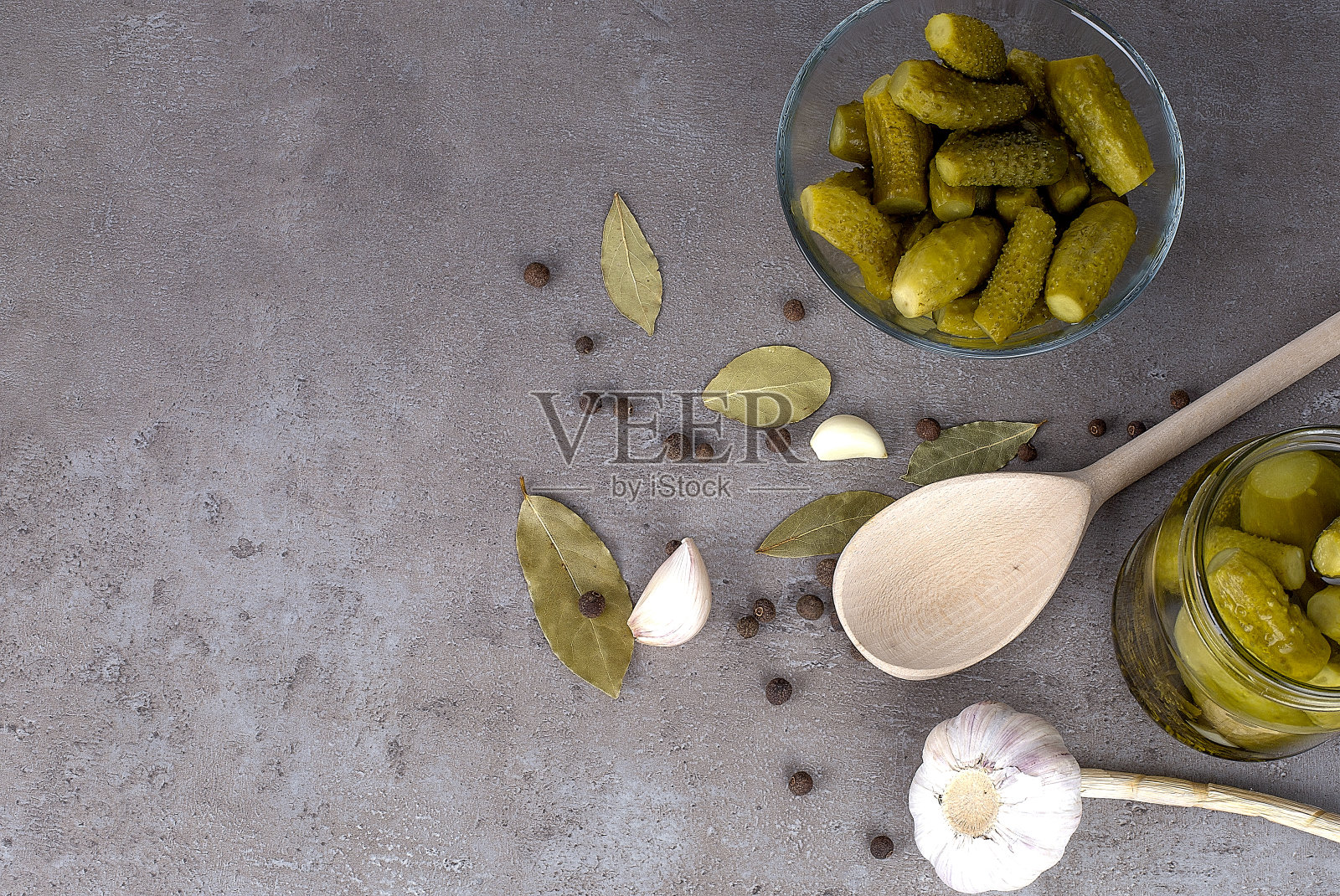 一盘自制的腌黄瓜。在灰色质朴的背景上，复制空间照片摄影图片