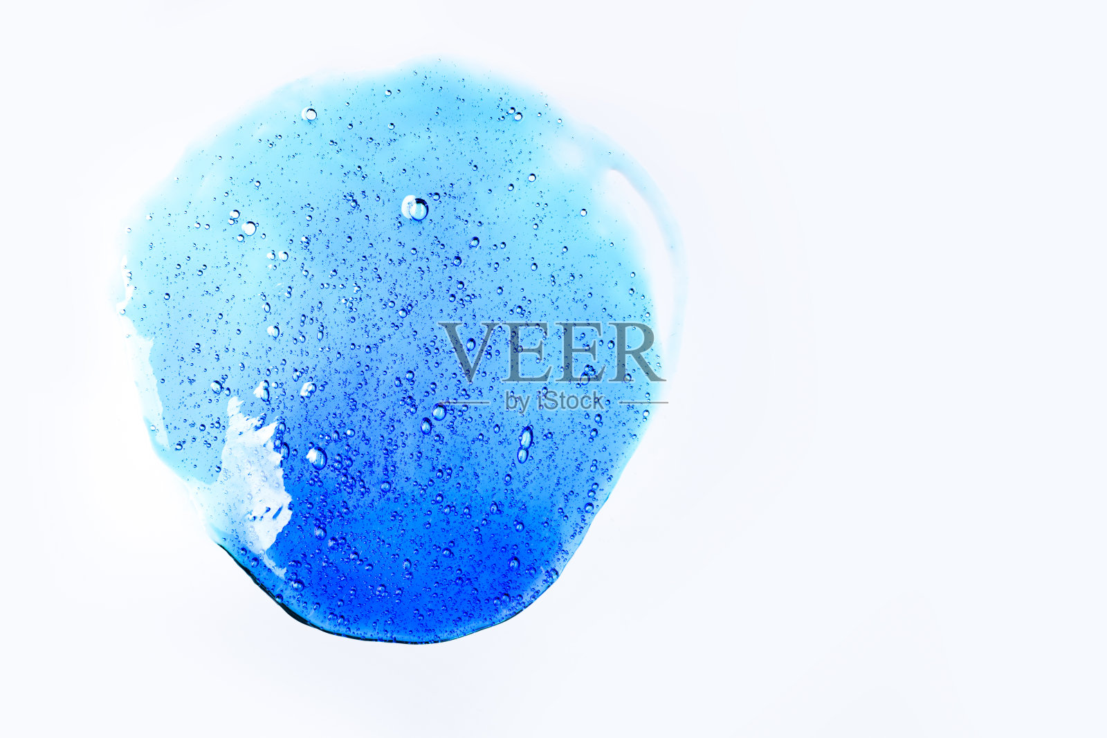透明透明的蓝色液体血清凝胶涂抹与气泡隔离在白色背景上照片摄影图片