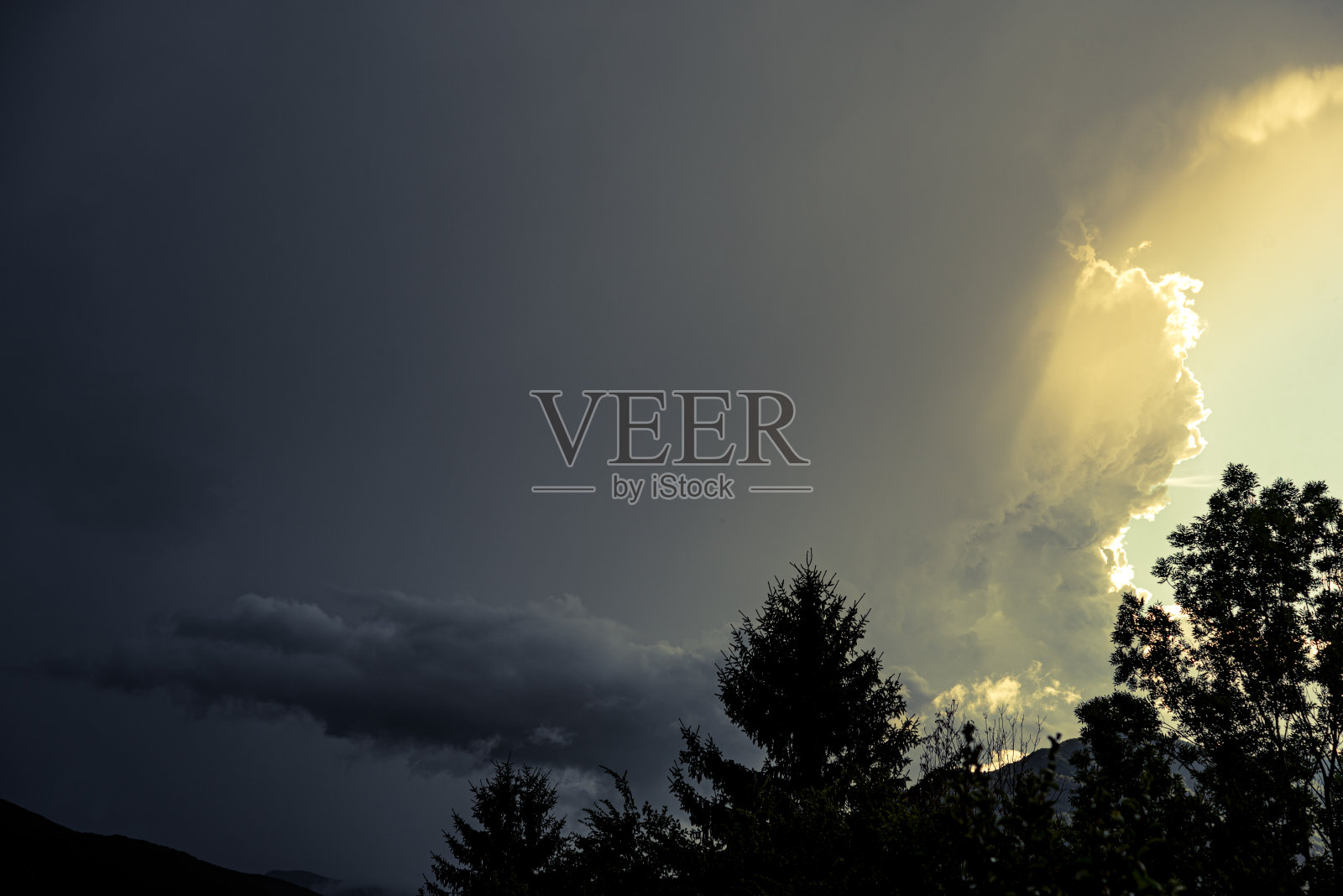 太阳上的乌云照片摄影图片