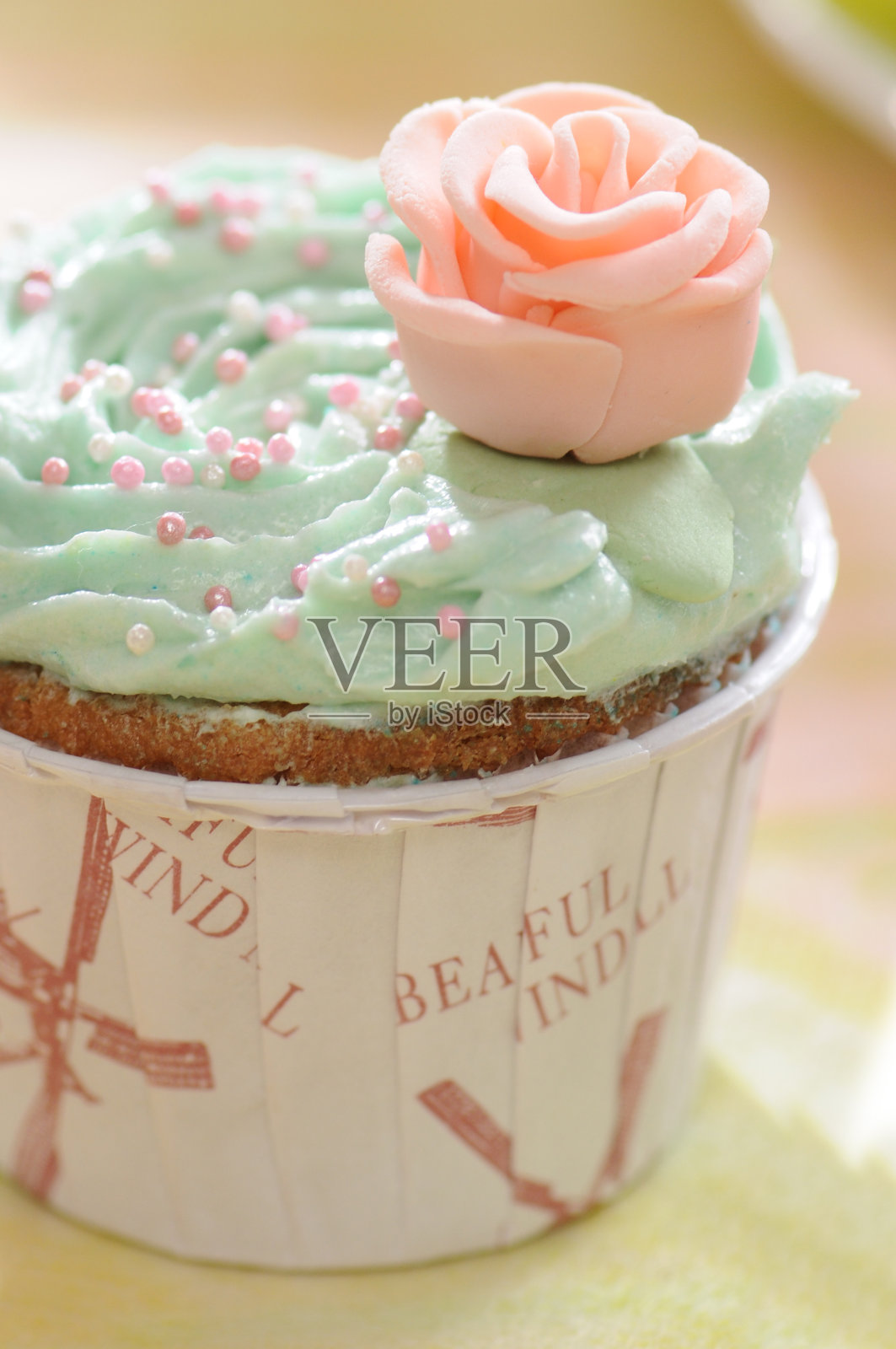 印有漂亮玫瑰图案的纸杯蛋糕照片摄影图片