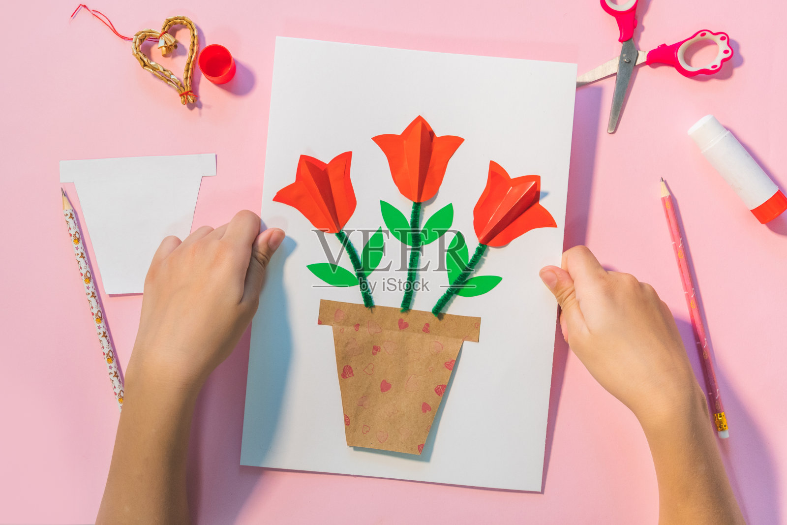 孩子生日或母亲节的礼物。如何制作贺卡用的纸花。简单的创意艺术项目。循序渐进的说明。照片摄影图片