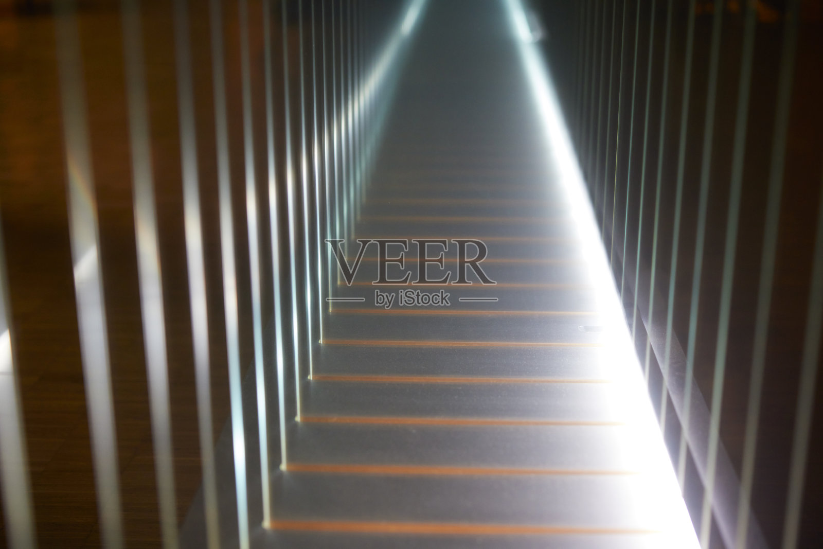 抽象而未来的走廊，光影交织。照片摄影图片