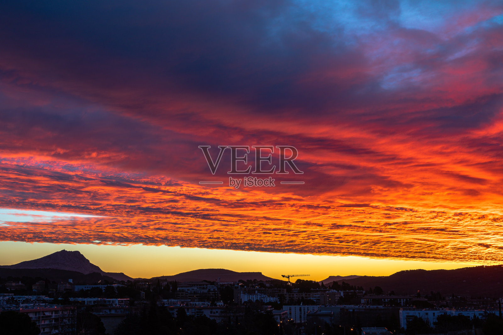 冬天清晨的阳光照耀下的圣Victoire山照片摄影图片