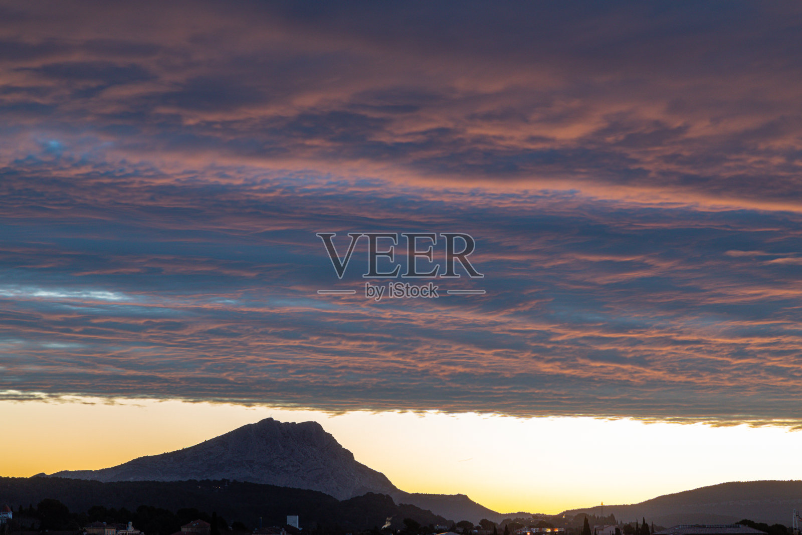 冬天清晨的阳光照耀下的圣Victoire山照片摄影图片