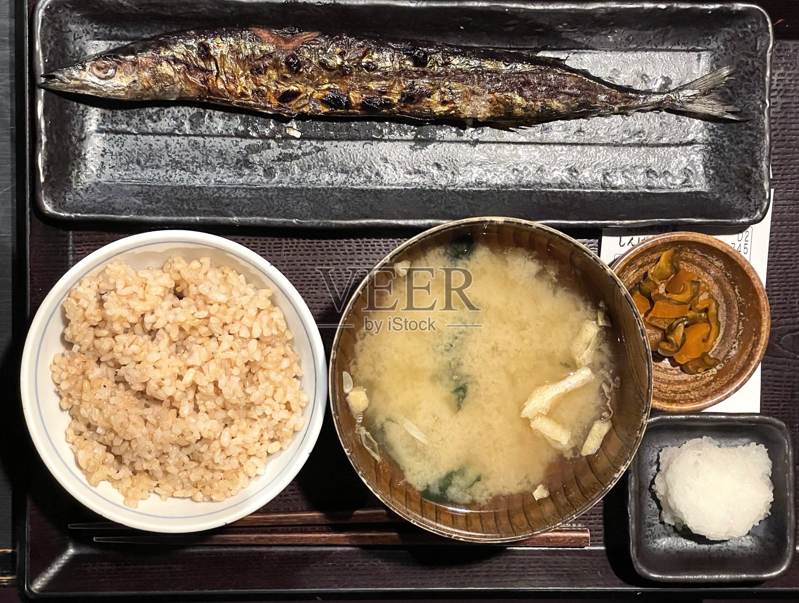 烤鱼和糙米配味增汤照片摄影图片