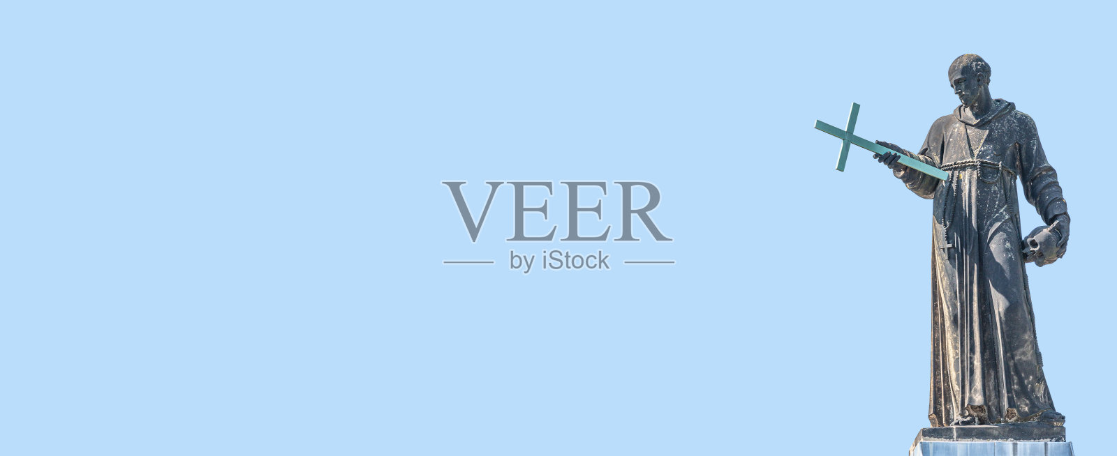 横幅与古老的屋顶教堂与十字架和人类头骨的高级牧师在德累斯顿的历史市中心，德国，细节，特写，与文本的复制空间。照片摄影图片