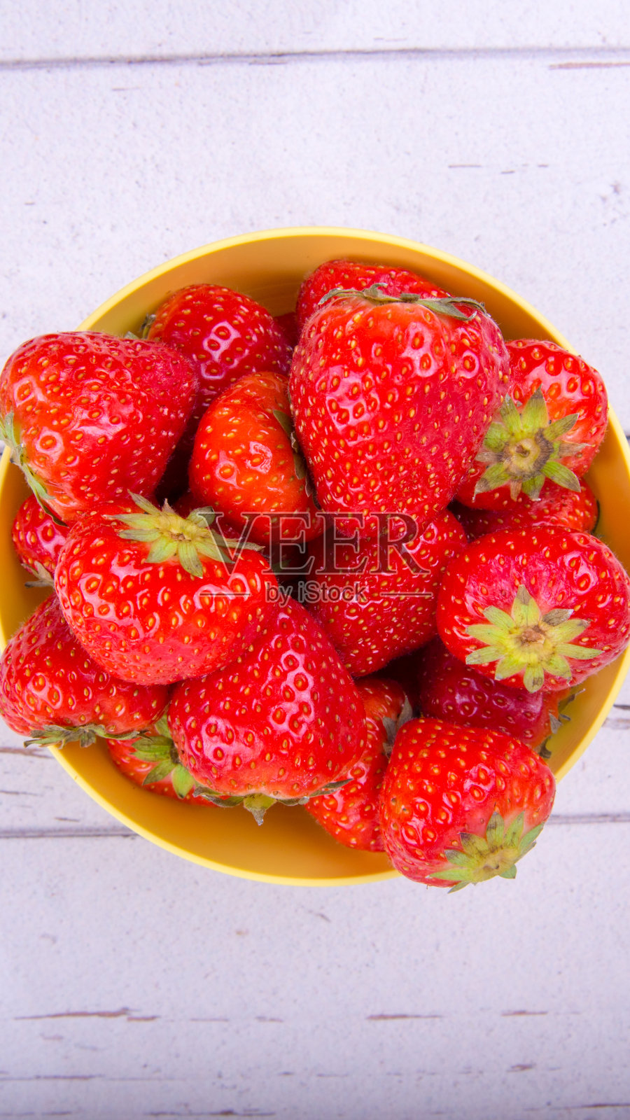 草莓放在盘子里，放在轻便的桌子上，俯视图，复印空间照片摄影图片