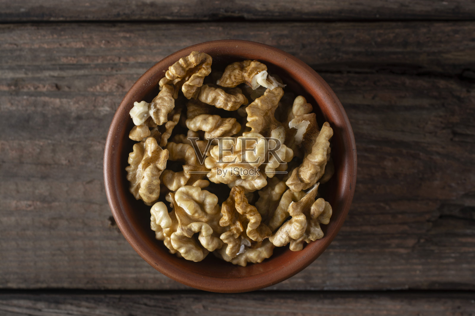 一碗核桃粒。从以上观点。照片摄影图片