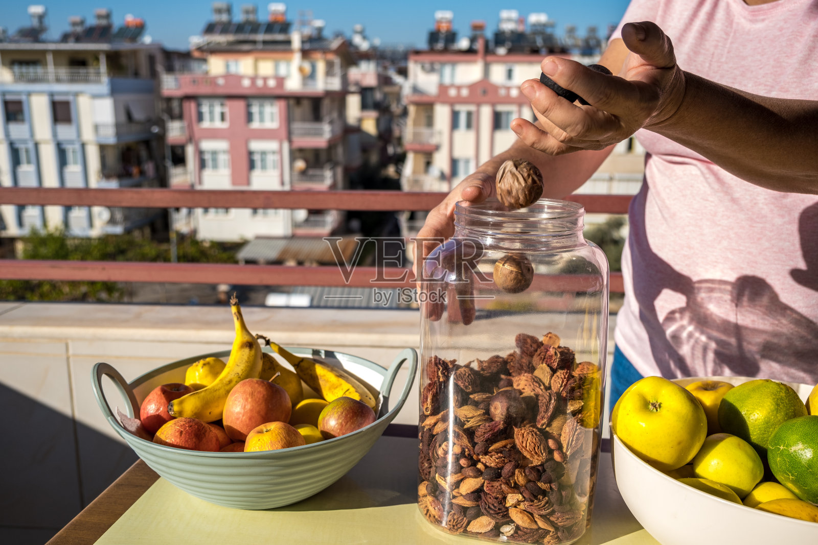 为了可持续的生活，他们收集水果和蔬菜的种子照片摄影图片