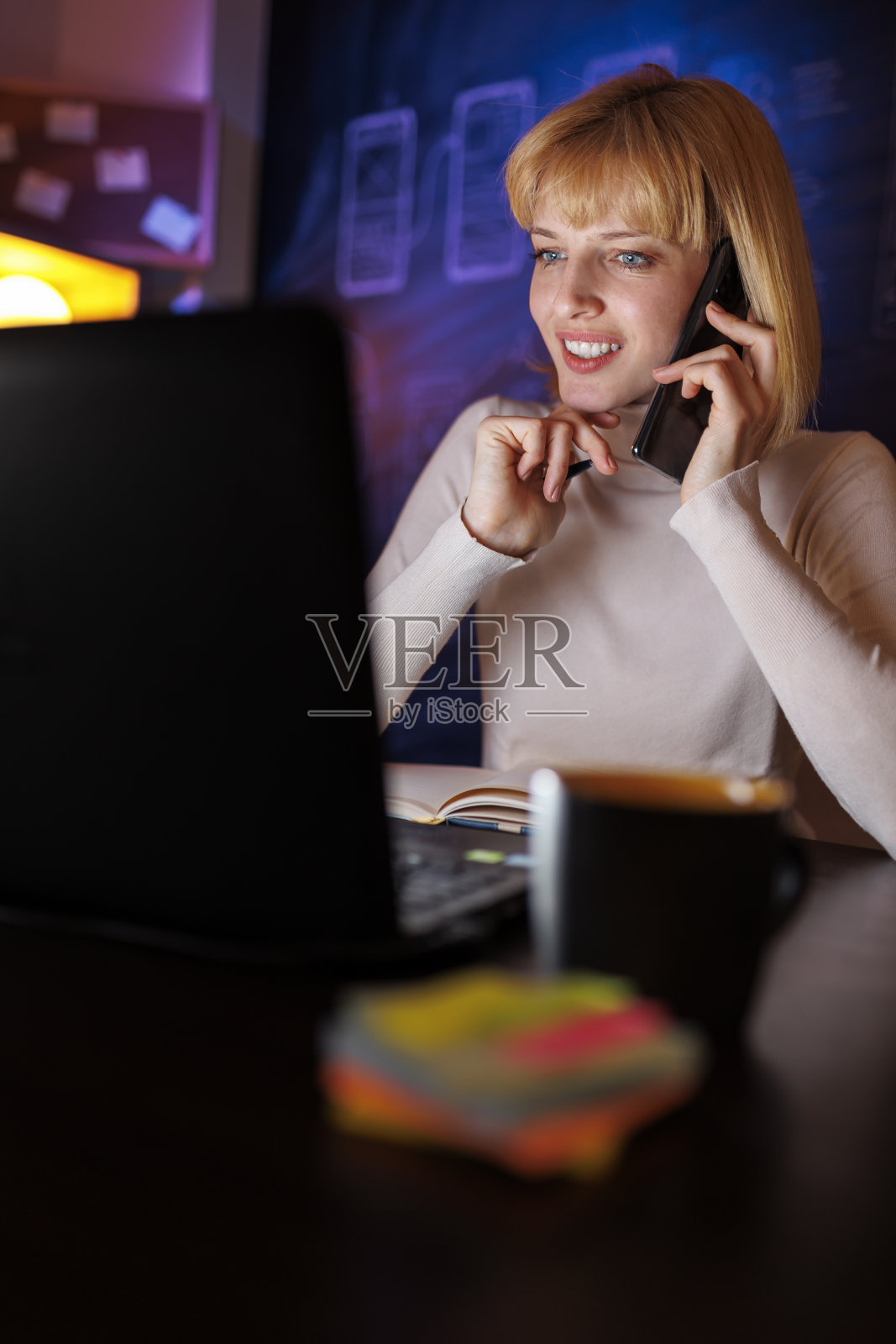 呼叫中心女接线员与客户通话照片摄影图片