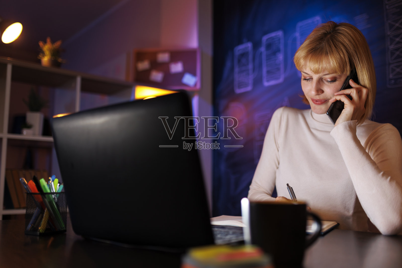 女人在工作到很晚的时候打电话照片摄影图片