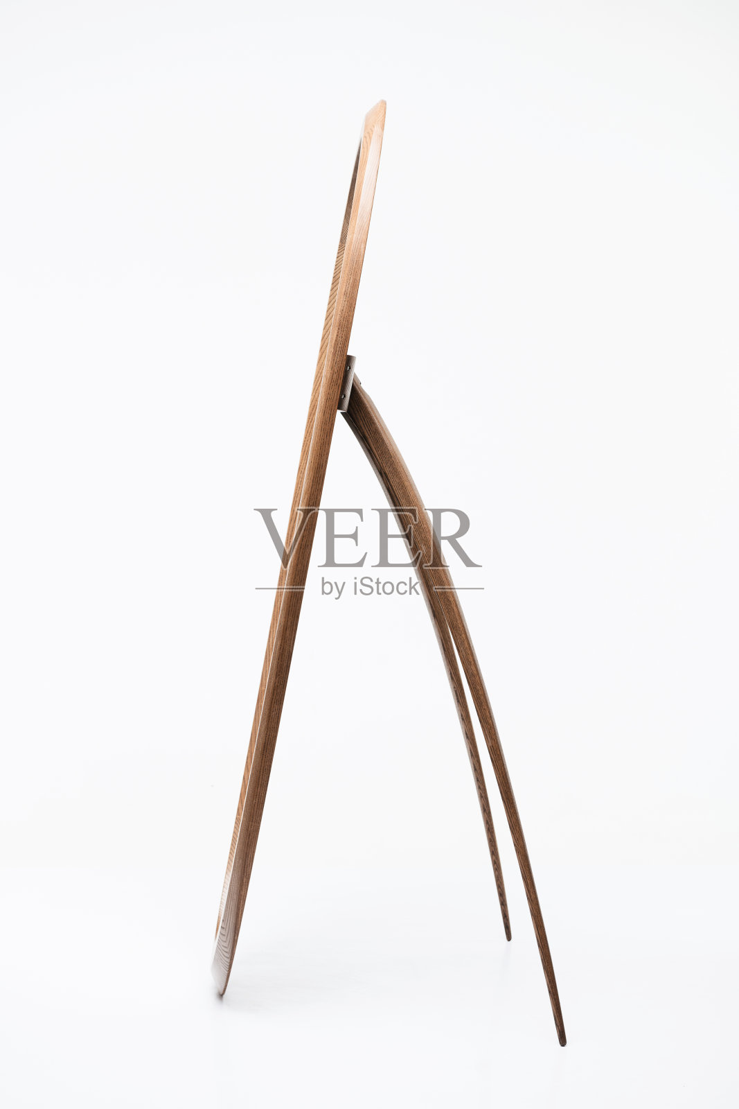 白色背景的木质大镜子。从侧面看照片摄影图片