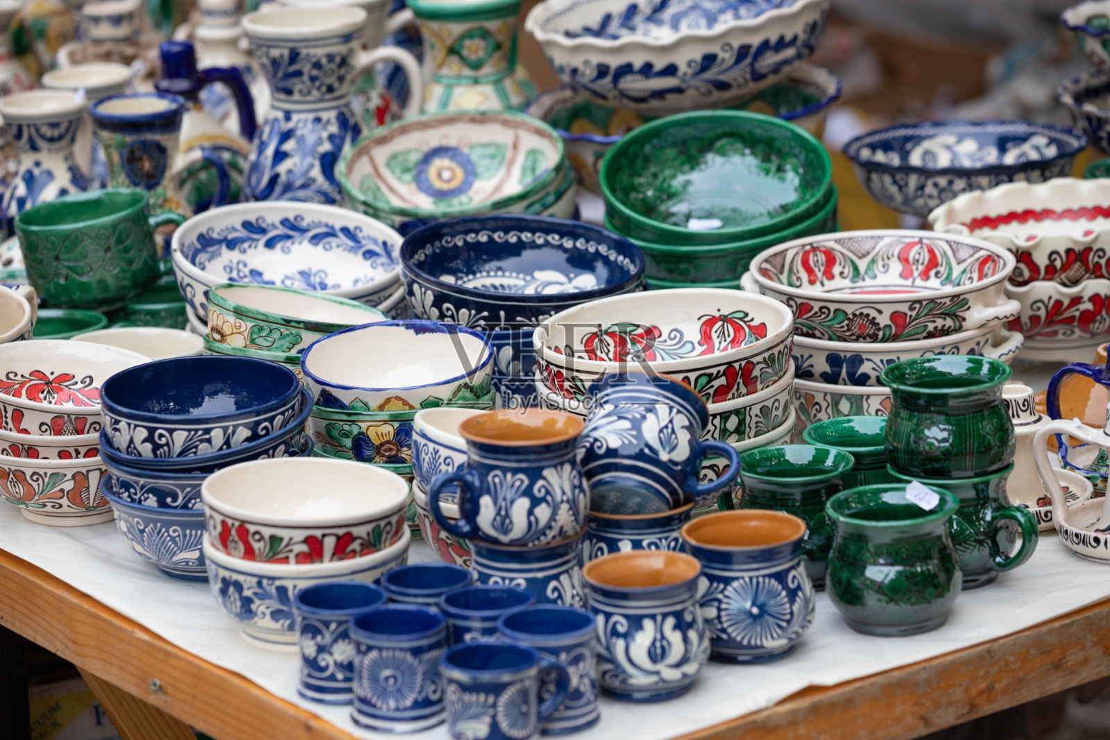 手工制作的陶瓷陶器。手绘陶器。传统的陶瓷博览会。Cucuteni陶瓷陶器。手绘陶瓷。罗马尼亚的陶瓷市场照片摄影图片