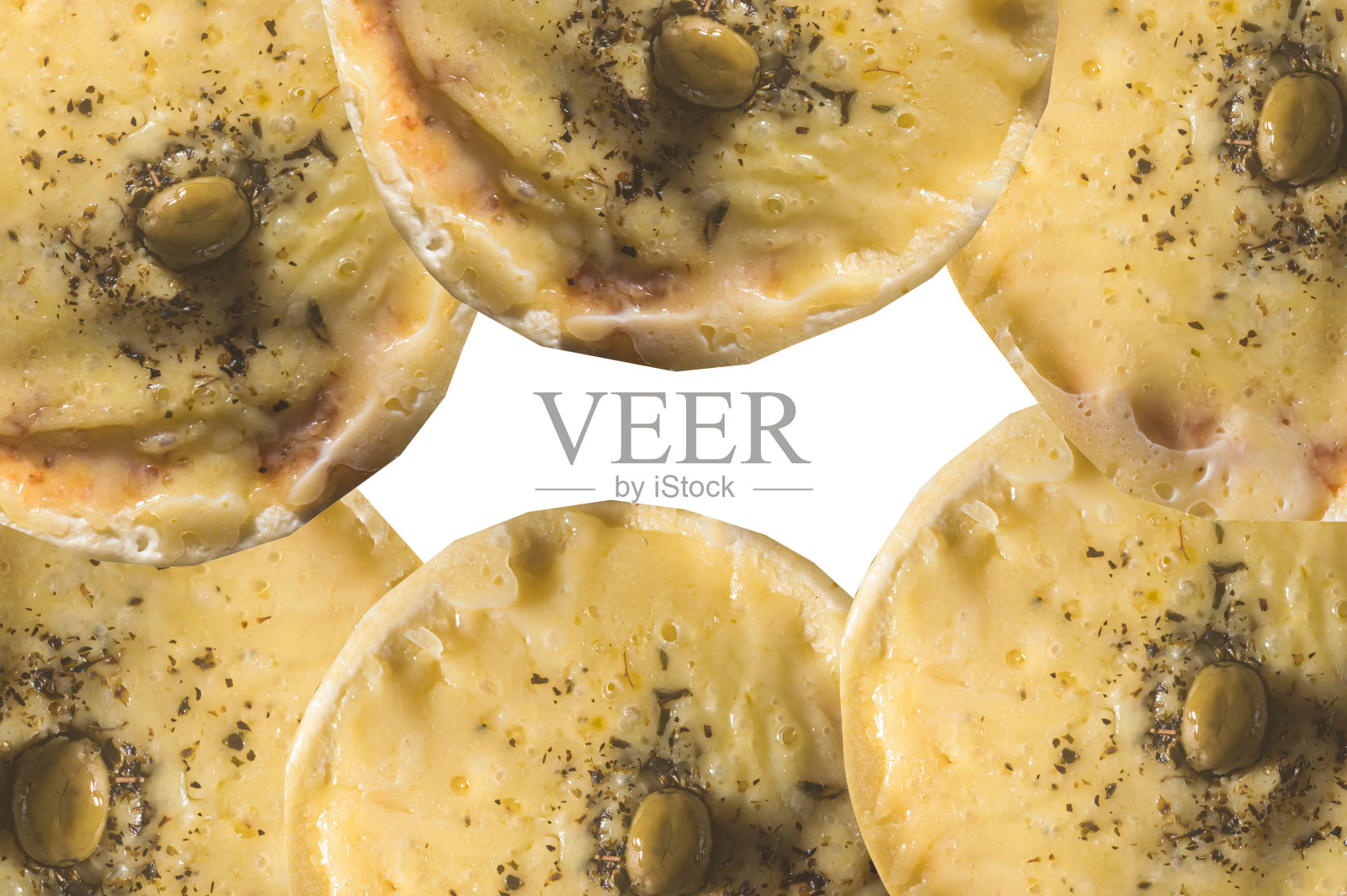 白色背景的纹理披萨，俯视图照片摄影图片