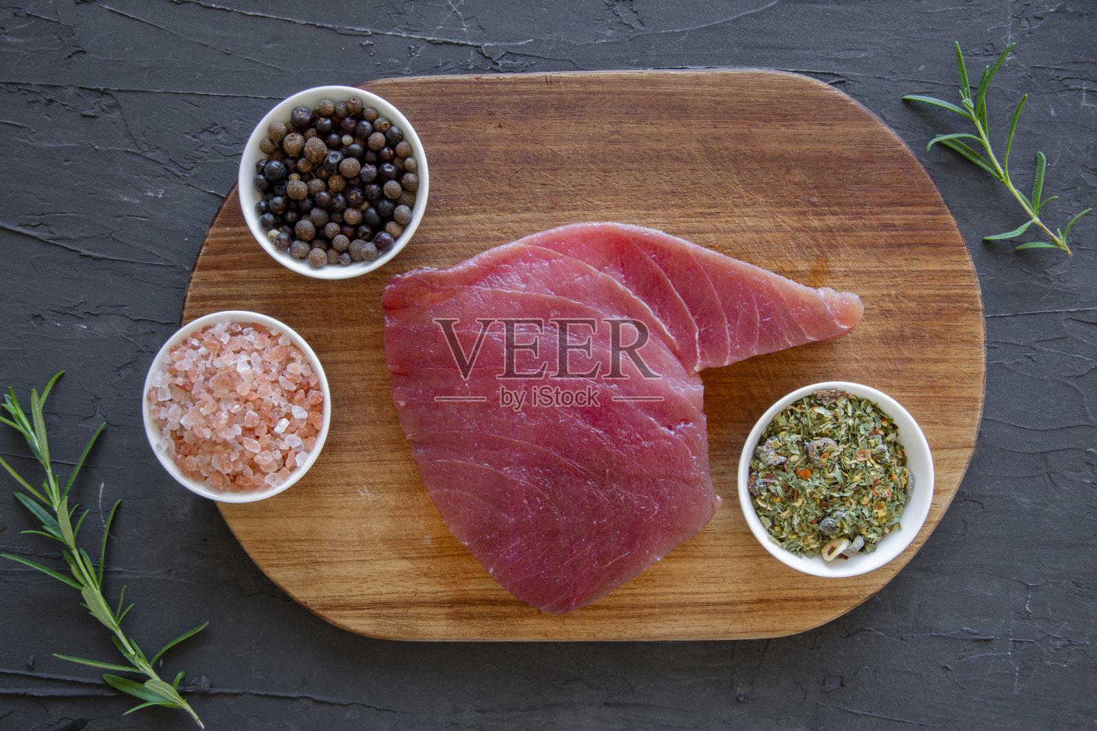 一片生金枪鱼，俯视图。照片摄影图片