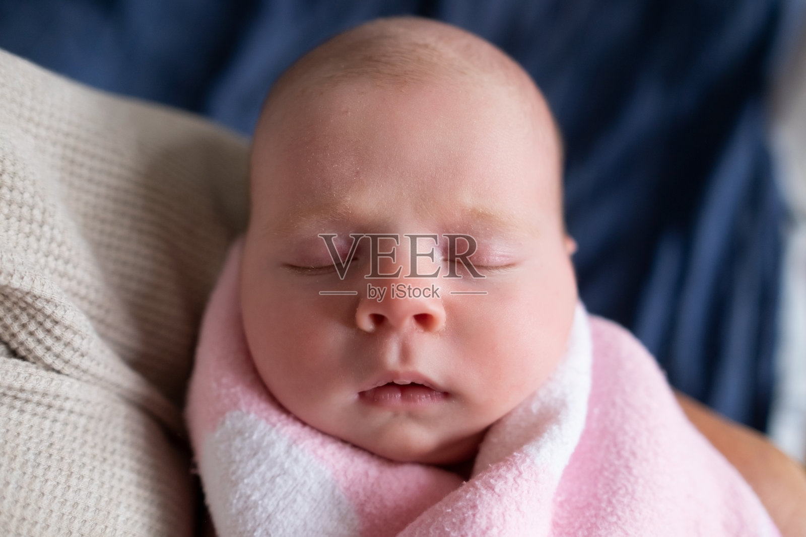 可爱的caycasian新生儿睡在床上照片摄影图片