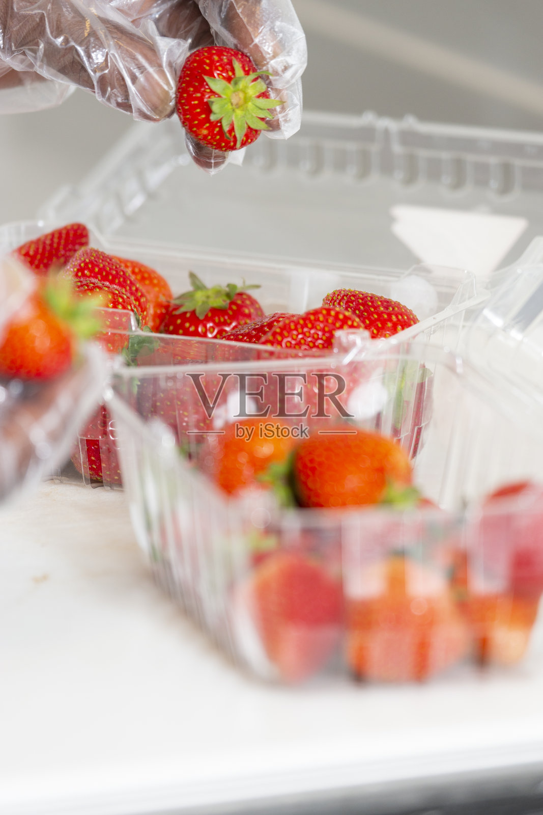 在超市或食品加工厂切草莓照片摄影图片