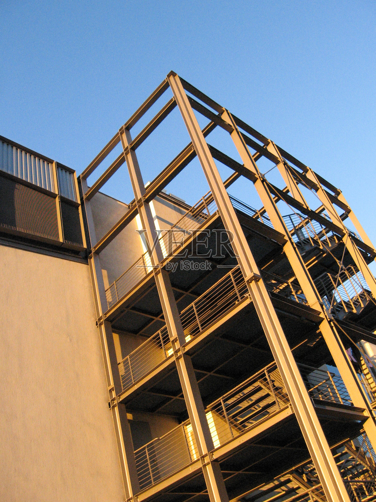 有防火梯的建筑物照片摄影图片