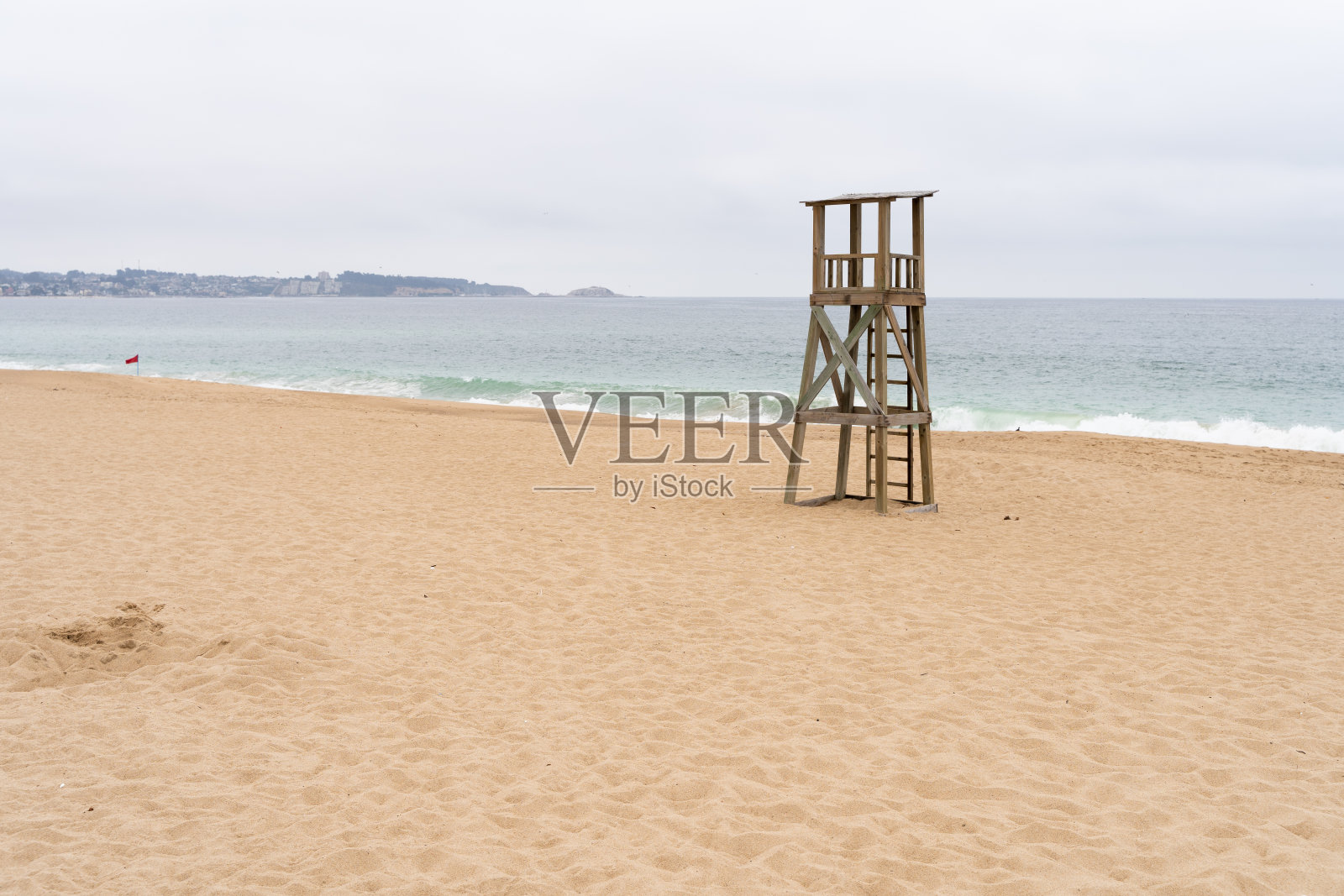 木制救生员塔在空荡的海滩上休息照片摄影图片