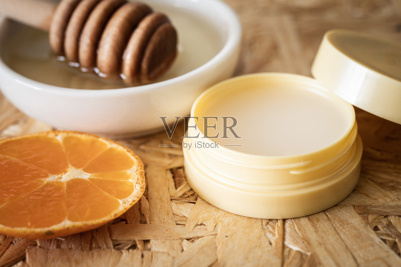 保湿霜，润唇膏照片摄影图片