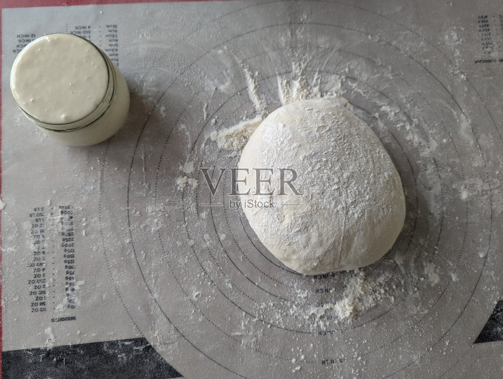 发酵的酸面包和酵头放在糕点垫上照片摄影图片