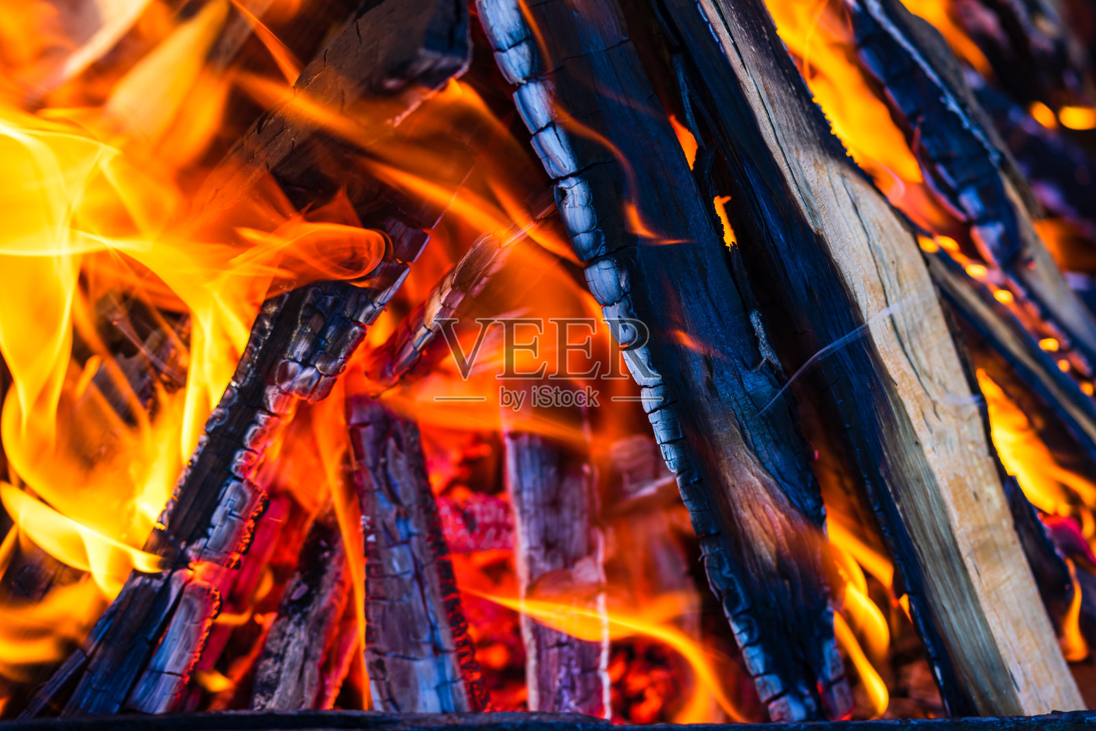 燃烧木屑形成煤烧烤准备，烹煮前先生火。照片摄影图片