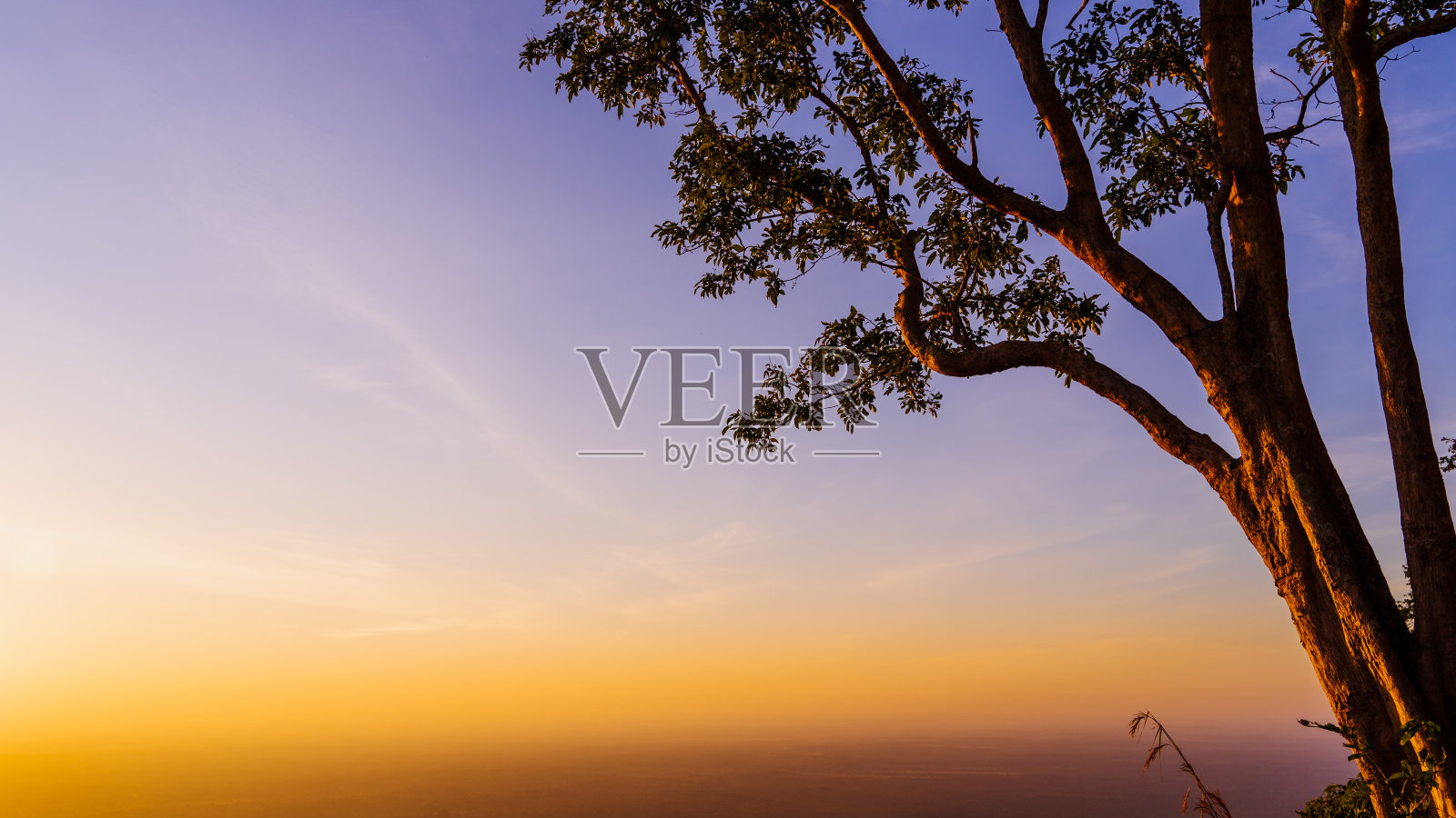 柏威夏寺国家公园是泰国伊桑地区一个受欢迎的地方，这里是一天中的第一道晨光照片摄影图片