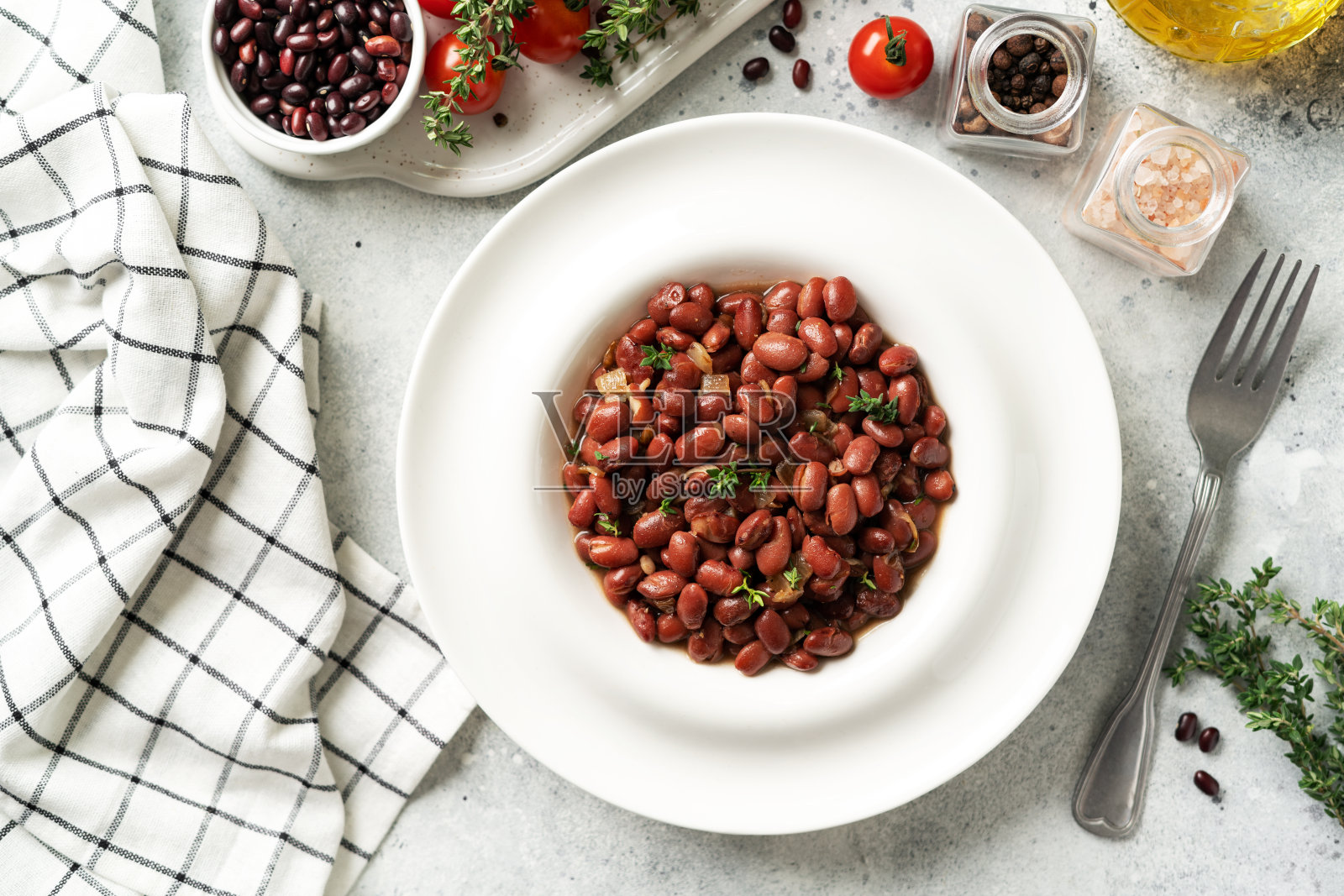 炖红豆洋葱和百里香番茄酱在一个白色盘子在厨房的桌子上俯视图照片摄影图片