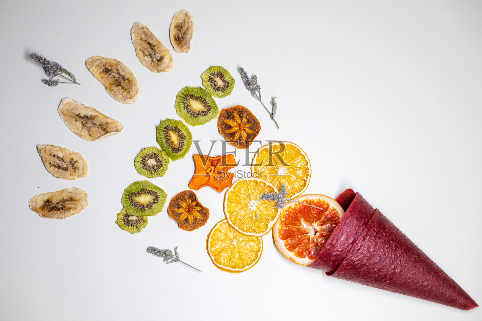 红角由自制的果片和干果做成，背景是白色的照片摄影图片