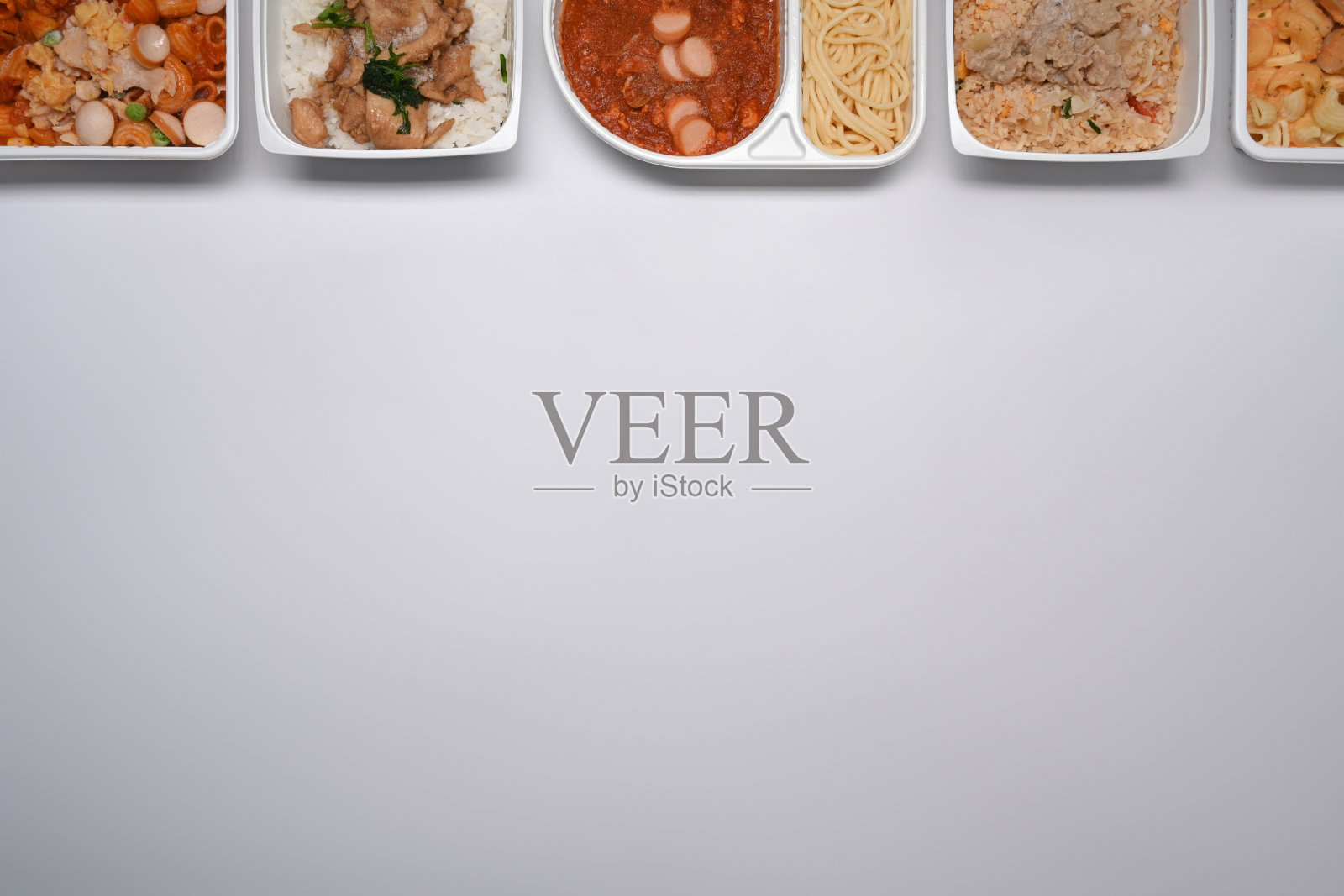 俯视图的各种冷冻餐对白色背景与复制空间。照片摄影图片