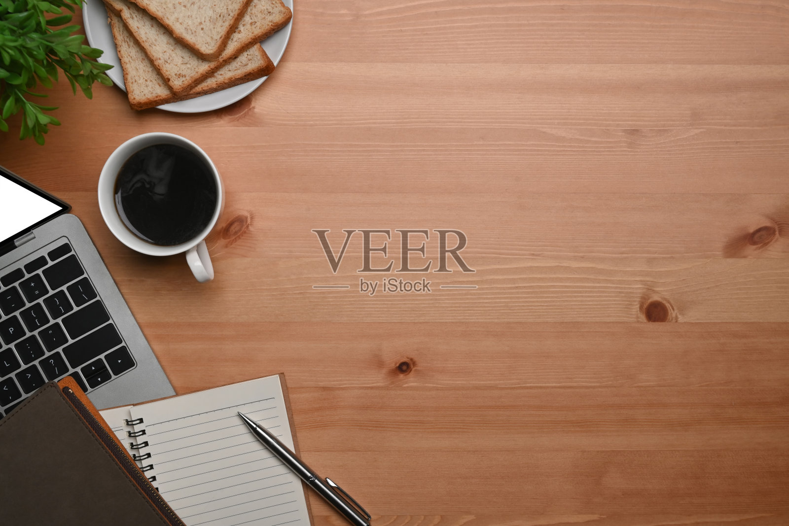 上面的简单工作空间与笔记本电脑，咖啡杯和笔记本。照片摄影图片